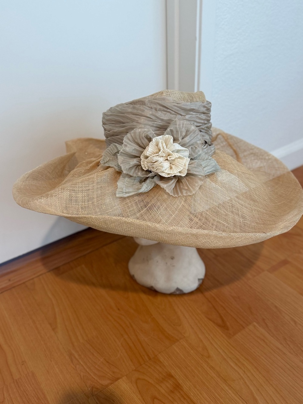 Grevi Beige Wide-Brim Straw Hat with Cream Floral Accent